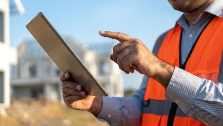 Government official getting outside support and sharing information