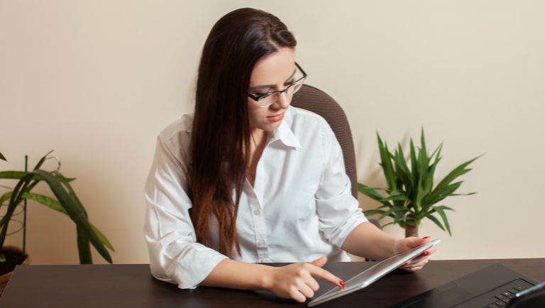 Person using online community software v2